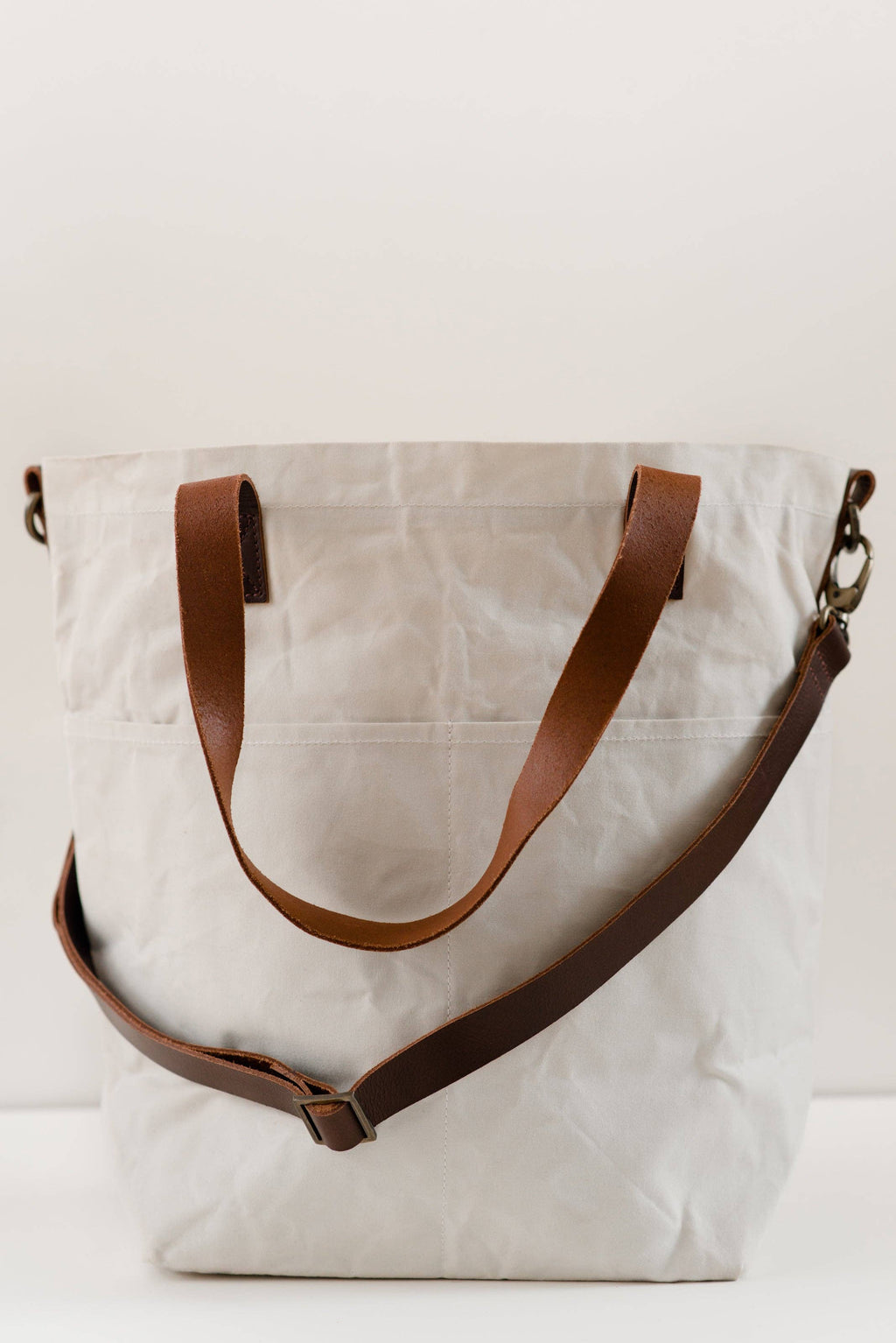 Waxed canvas crossbody tote: Oyster